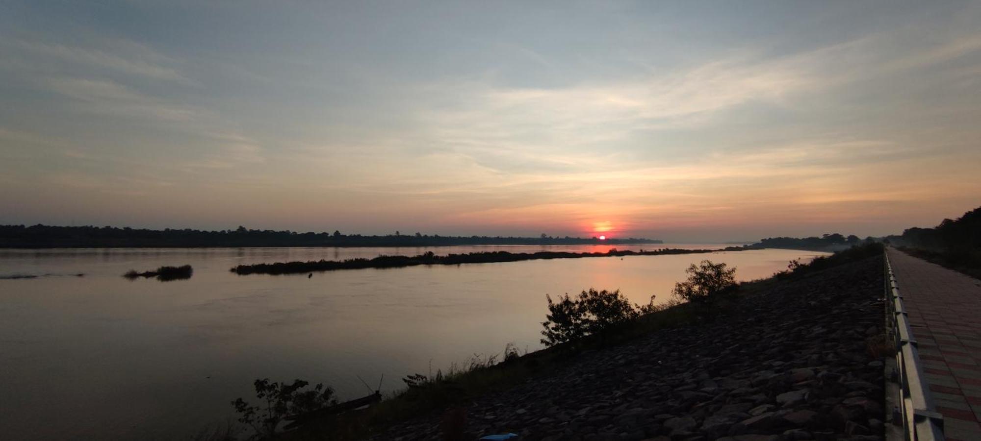 Nawiengkaeriverview Resort Mukdahan Exteriör bild