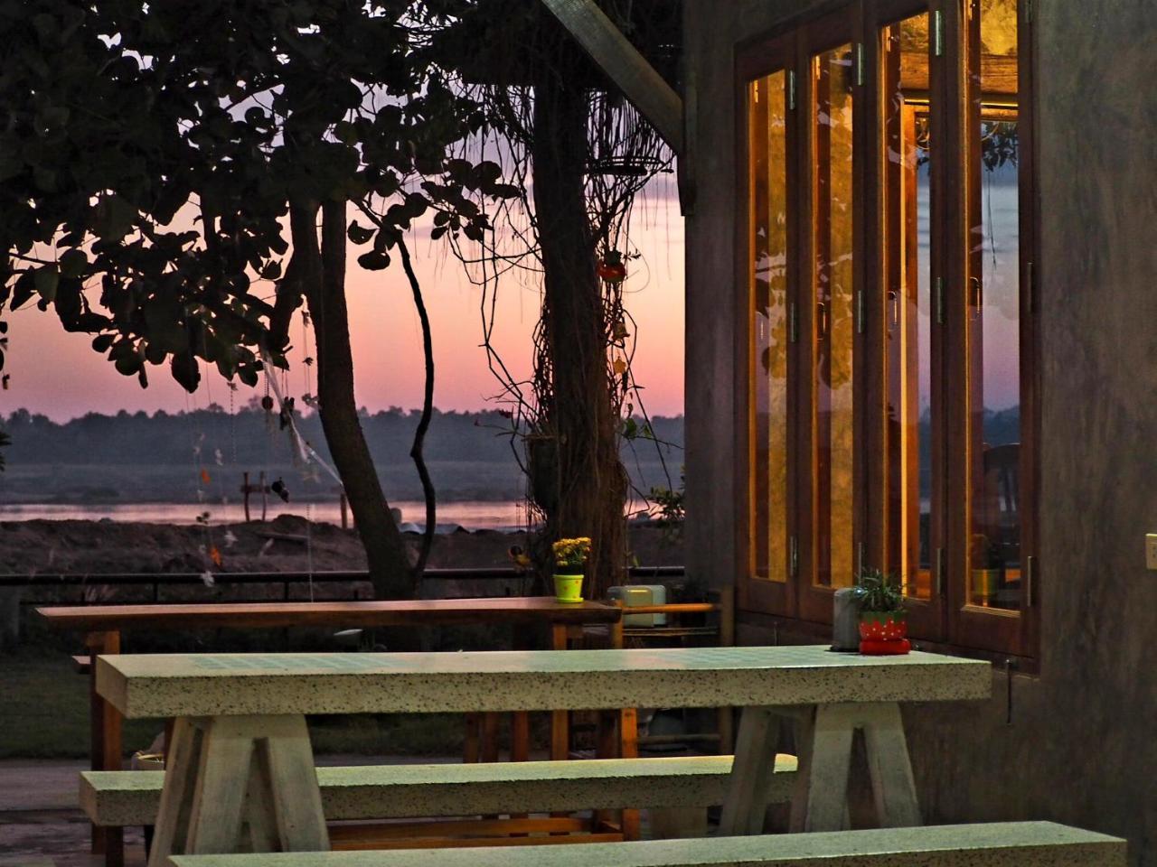 Nawiengkaeriverview Resort Mukdahan Exteriör bild